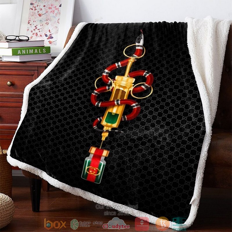 Gucci 3D Illusion Snake Hive Pattern Black Fleece Blanket Gucci 3D Illusion Snake Hive Pattern Black Fleece Blanket
