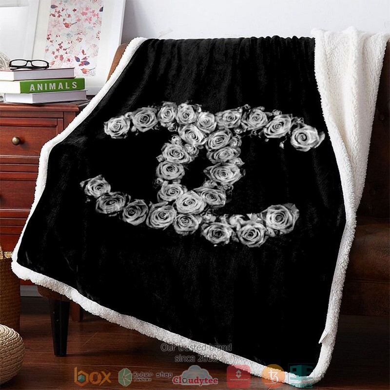 Gucci Roses Logo Pattern Black Fleece Blanket Gucci Roses Logo Pattern Black Fleece Blanket