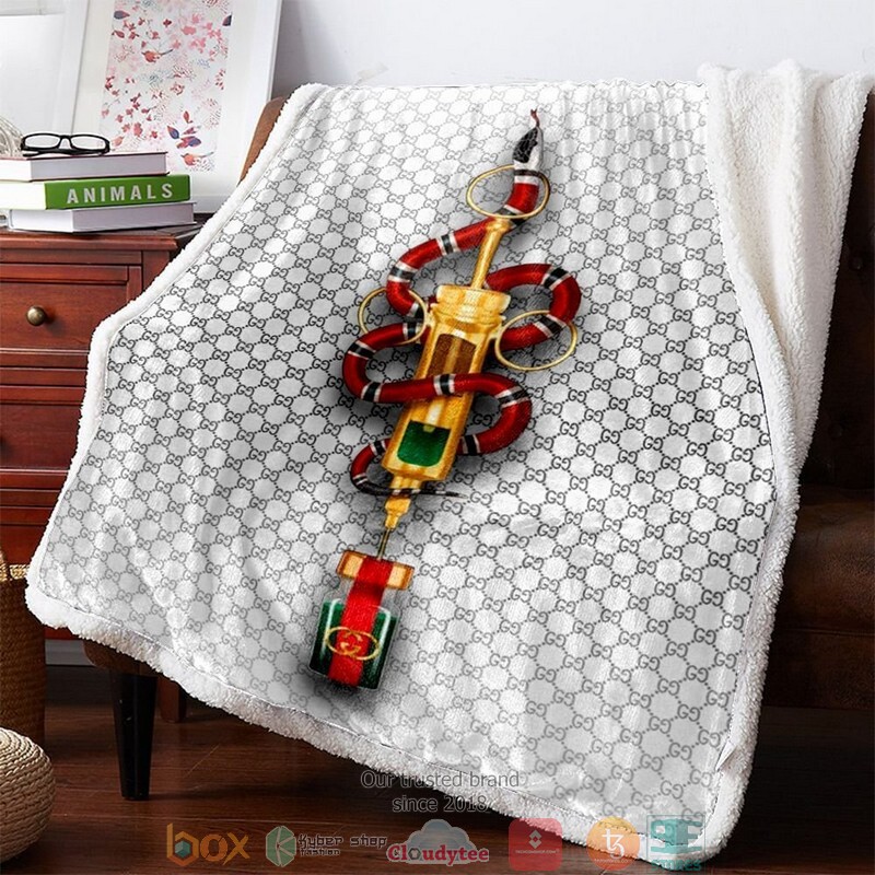 Gucci 3D Illusion Snake Hive Pattern Fleece Blanket Gucci 3D Illusion Snake Hive Pattern Fleece Blanket